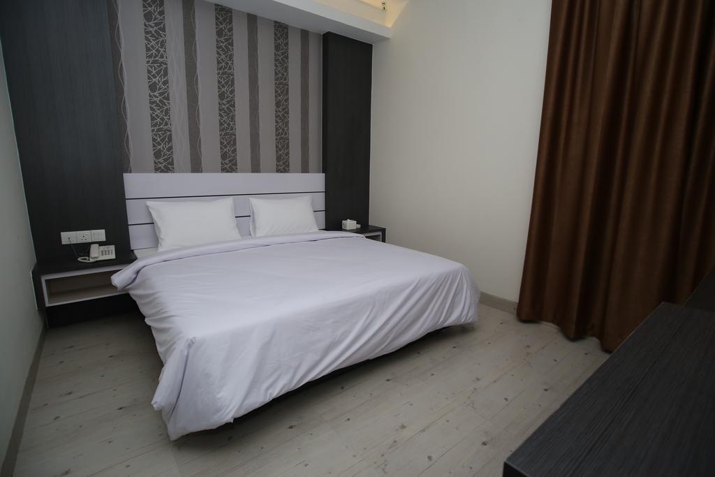 Redlink Hotel Batam Экстерьер фото