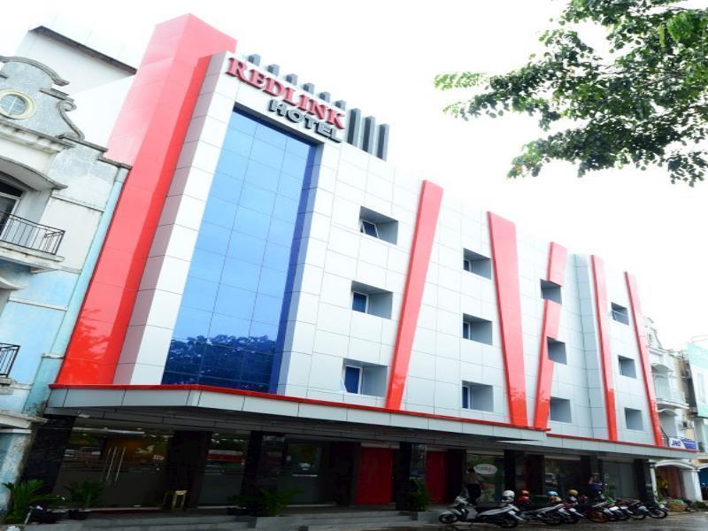 Redlink Hotel Batam Экстерьер фото