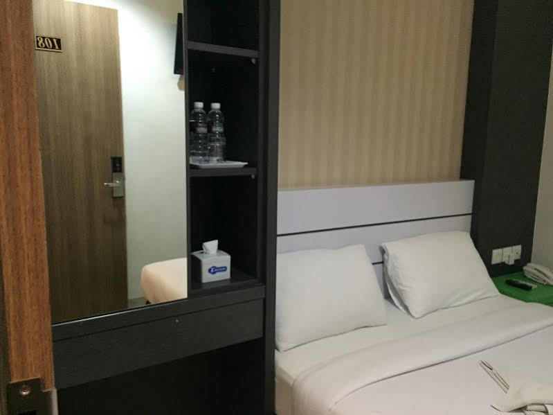Redlink Hotel Batam Экстерьер фото