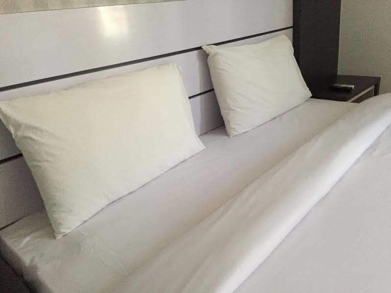 Redlink Hotel Batam Экстерьер фото