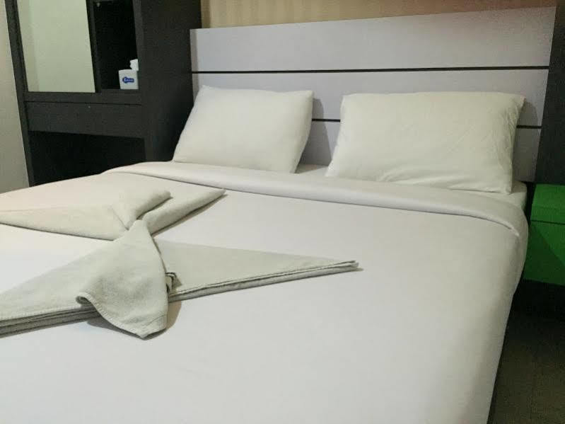 Redlink Hotel Batam Экстерьер фото