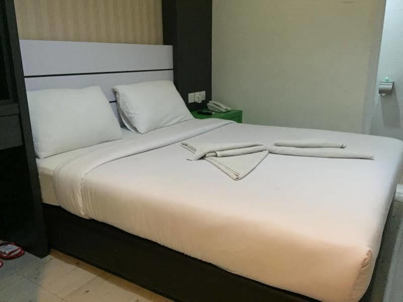 Redlink Hotel Batam Экстерьер фото